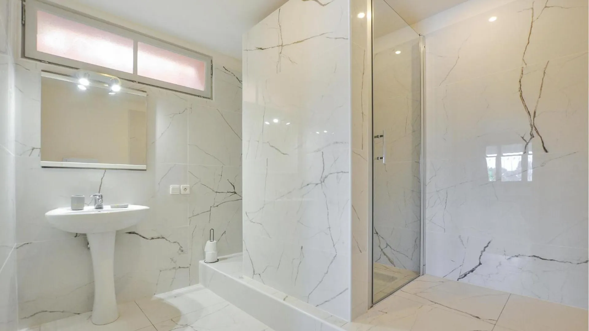 Beautiful Home In Mougins With Kitchen