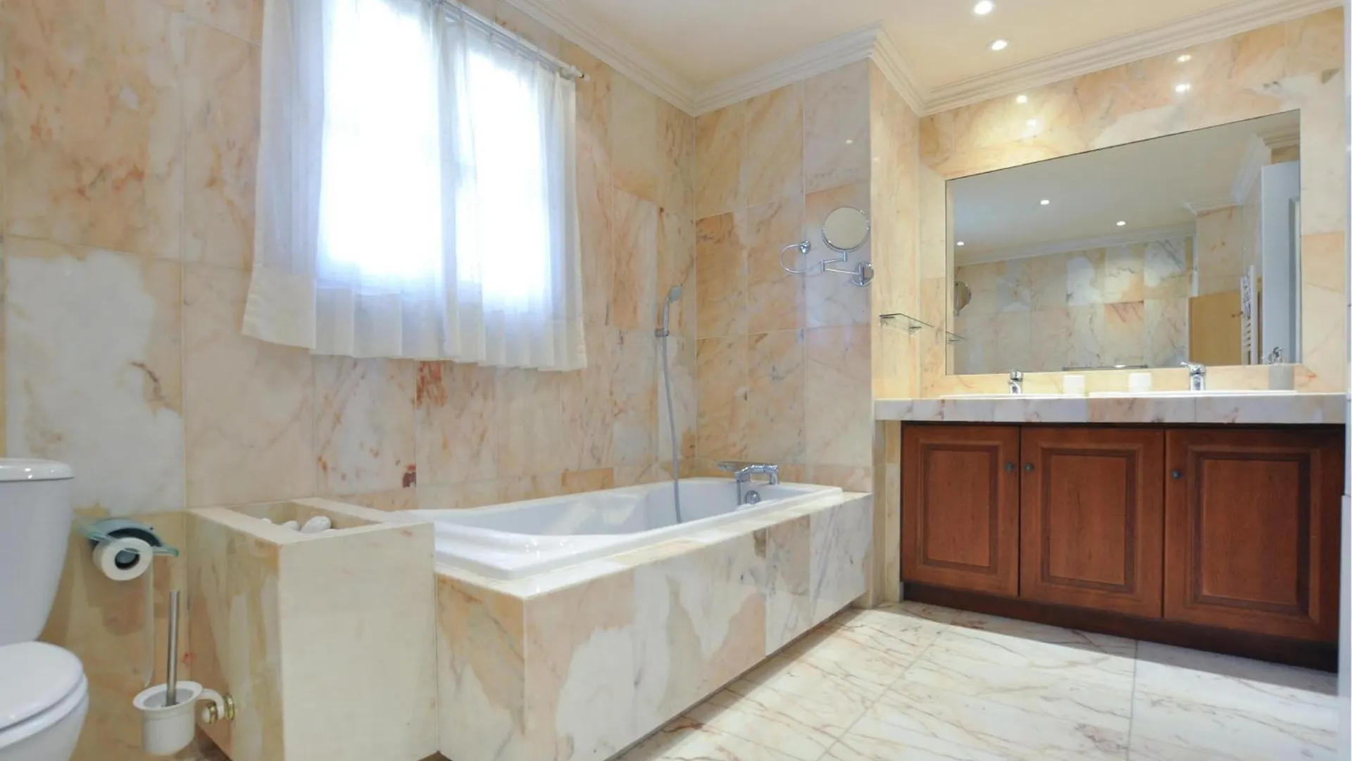 Beautiful Home In Mougins With Kitchen 0*,