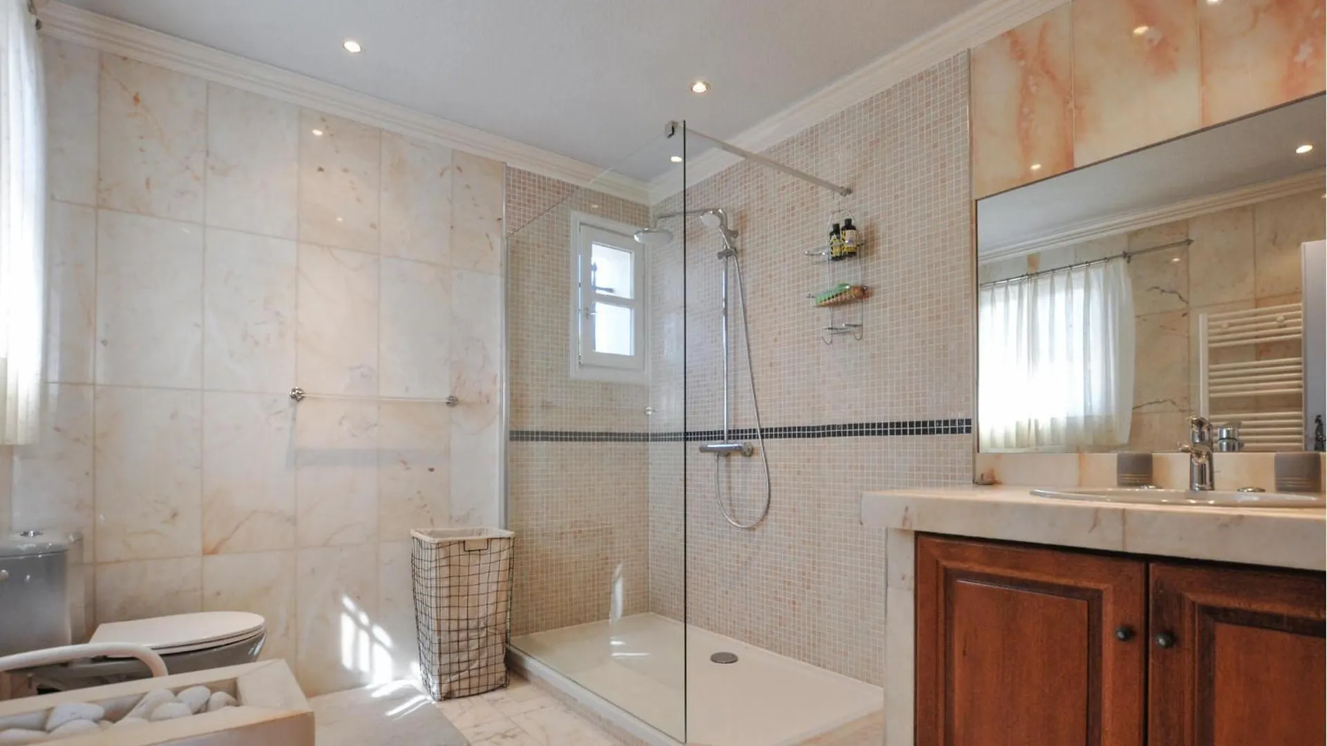 Beautiful Home In Mougins With Kitchen